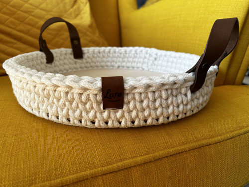 Ručně háčkovaný podnos s koženými uchy – 30 cm — foto 2