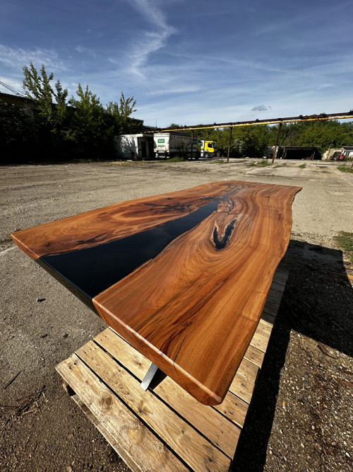 River cherry table - masivní třešeň & černý epoxid — foto 3