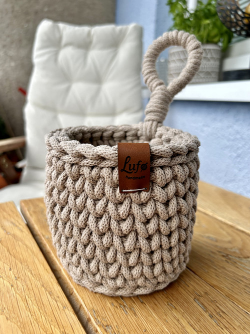 Ručně háčkovaný závěsný košík — foto 3