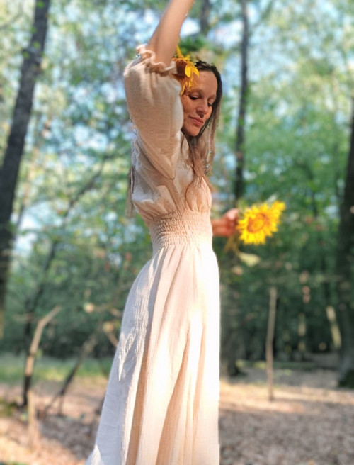 Šaty Barvy Crémové S Nadherným Vysokým Pasem — foto 3