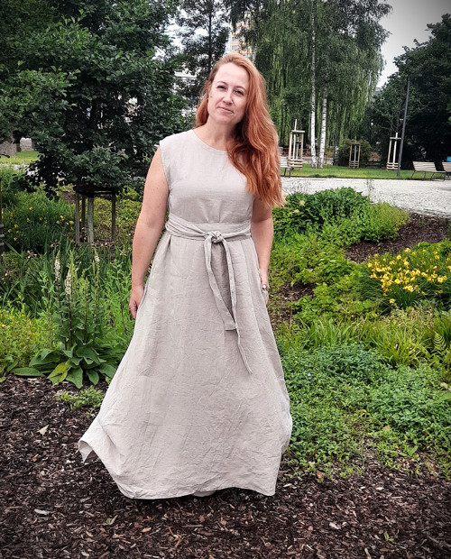 Lněné šaty přírodní s páskem — foto 4
