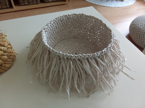 Ručne háčkovaný boho košík z raffie — foto 5