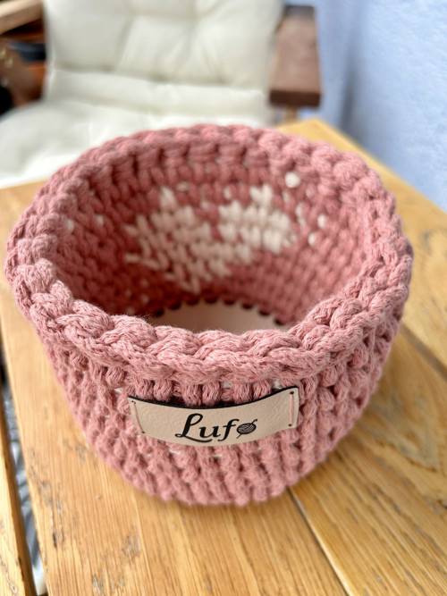 Háčkovaný košík se srdcem – 13 cm — foto 2