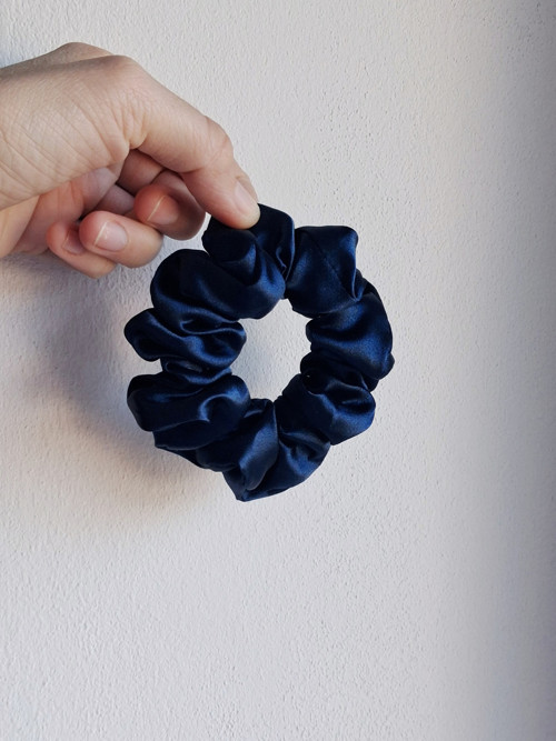 Modrá saténová gumička scrunchie — foto 2