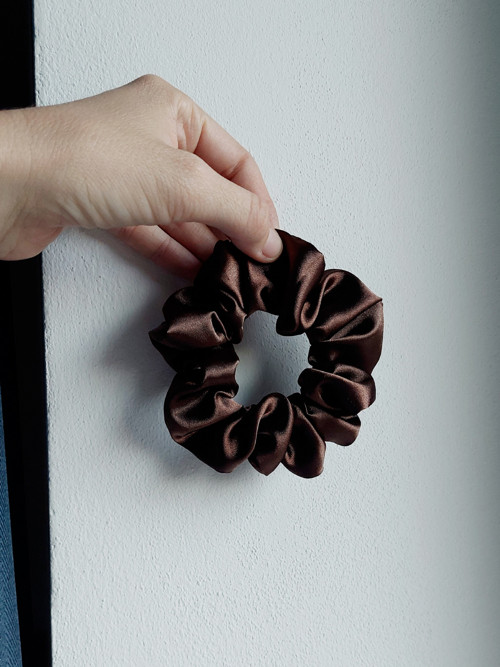Hnědá saténová gumička scrunchie — foto 2