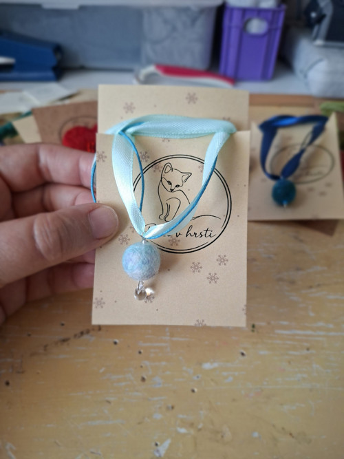 Náhrdelník s plstěnou kuličkou, "Air Touch" — foto 2