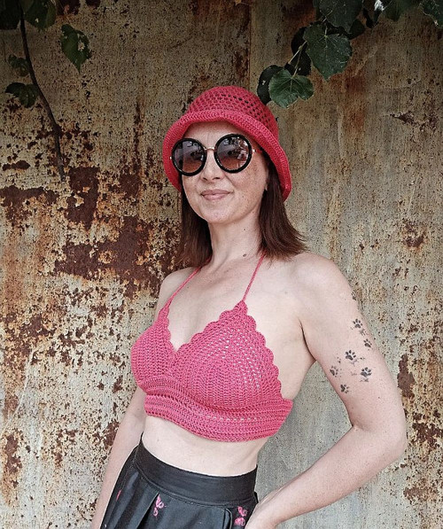 Háčkovaný letní crop-top korálový — foto 2