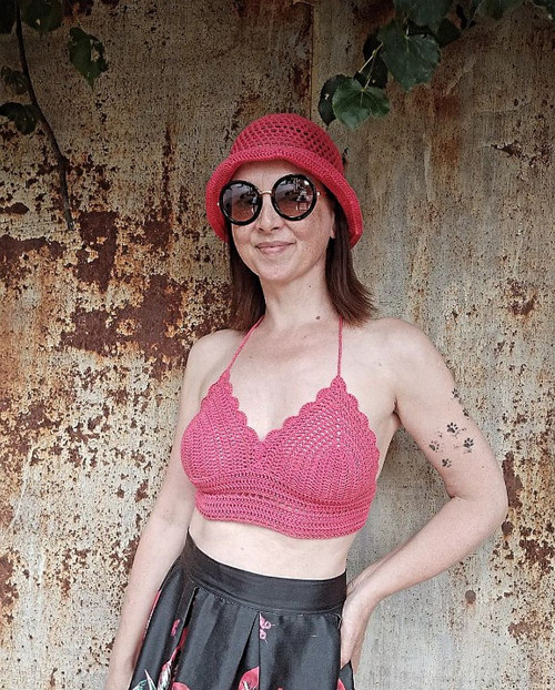 Háčkovaný letní crop-top korálový — foto 4