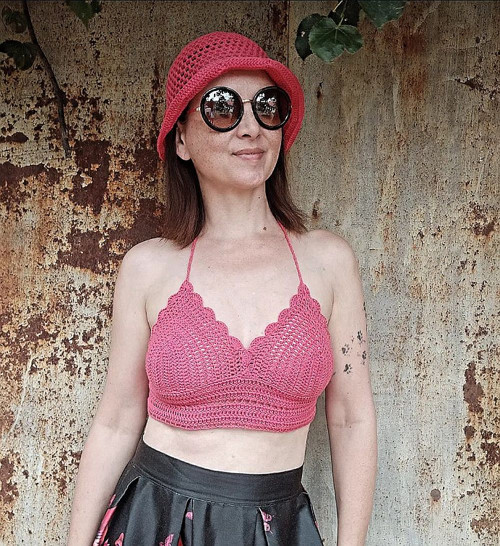 Háčkovaný letní crop-top korálový — foto 3