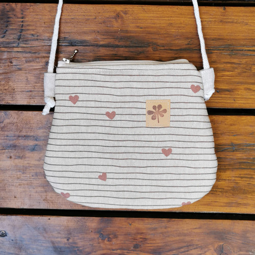Malá crossbody kabelka se srdíčky — foto 2