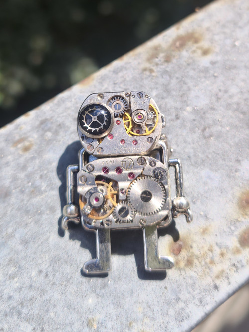 Robot z hodinek, brož — foto 2