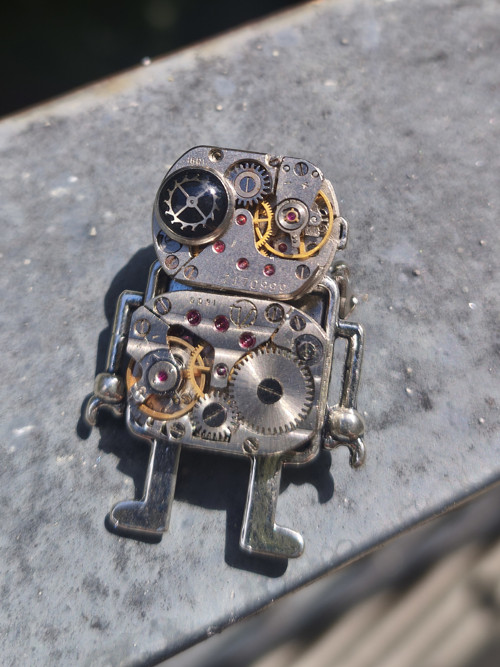 Robot z hodinek, brož — foto 3