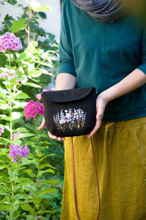 FLORA black /s ruční výšivkou — foto 3