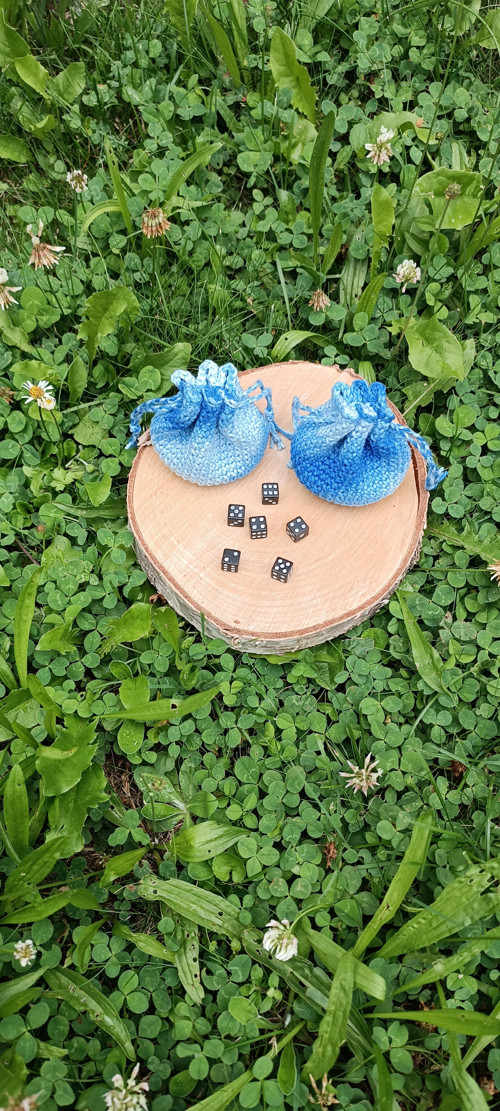 Mini háčkovaný měšec s hracími kostkami — foto 2