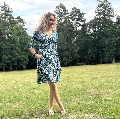 Zavinovací šaty krátké zeleno bílé — foto 3