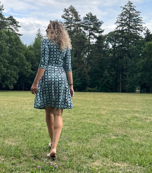 Zavinovací šaty krátké zeleno bílé — foto 2