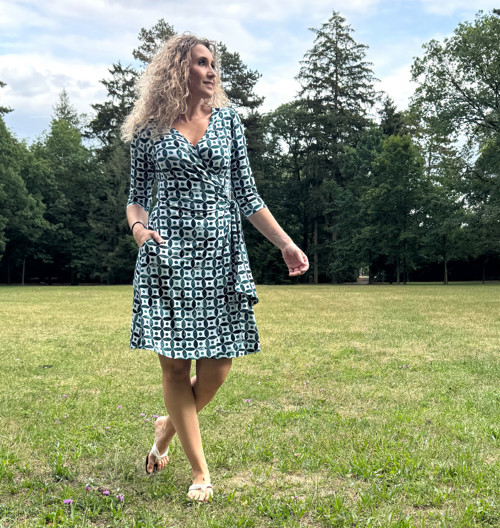 Zavinovací šaty krátké zeleno bílé — foto 4