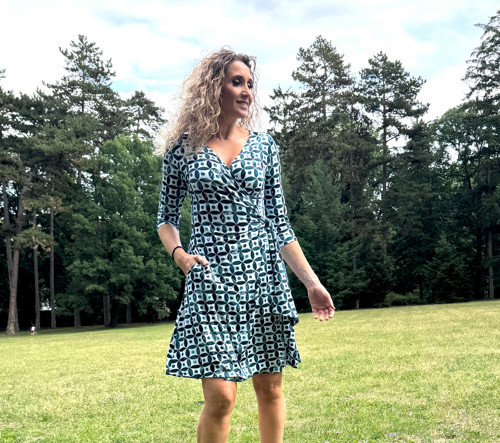 Zavinovací šaty krátké zeleno bílé — foto 5