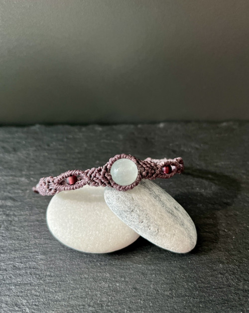 Fialovošedmacramé náramek se selenitem — foto 2