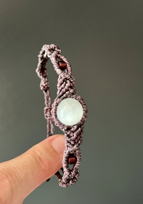 Fialovošedmacramé náramek se selenitem — foto 3