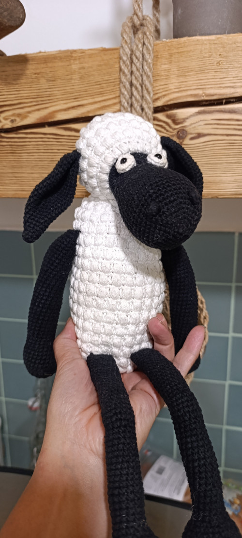 Háčkovaná ovečka černobílá 38cm — foto 2