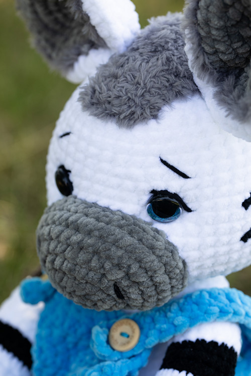 Velká ručně háčkovaná zebra v lacláčích — foto 3
