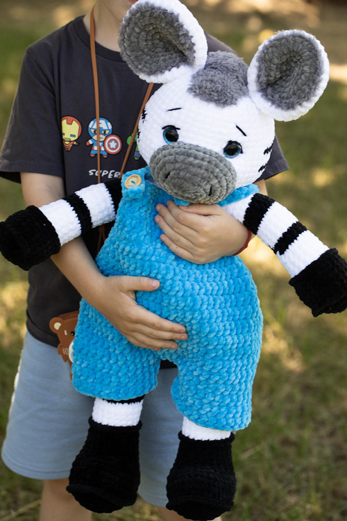 Velká ručně háčkovaná zebra v lacláčích — foto 2