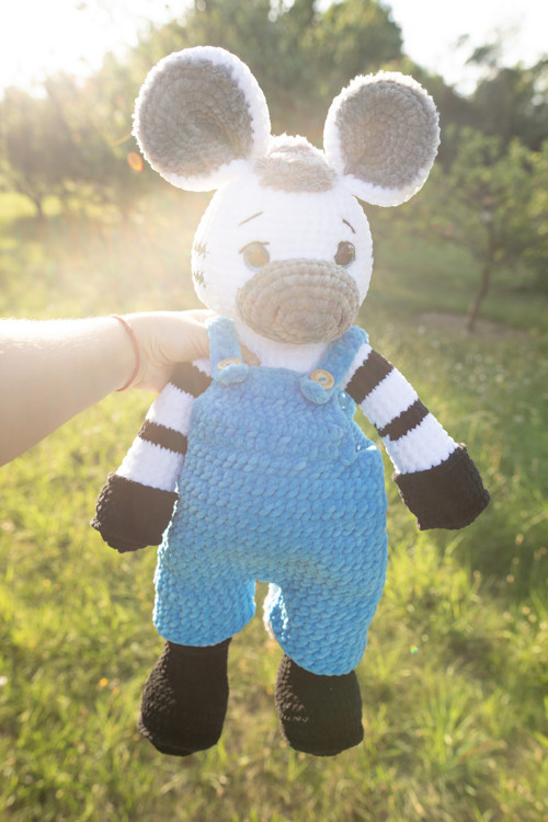 Velká ručně háčkovaná zebra v lacláčích — foto 4