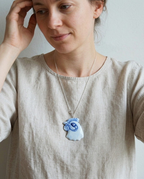 Porcelánový náhrdelník Modrá slepice — foto 2
