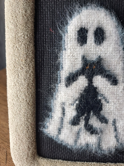 Obrázek - Vyšívaný duch s černou kočkou. — foto 2
