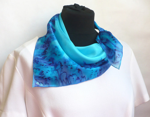Malý hedvábný šátek Blue Papillon. — foto 3