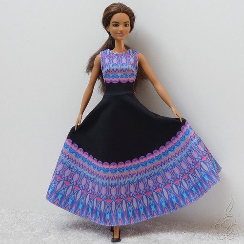 Dlouhé barevné šaty pro Barbie — foto 4