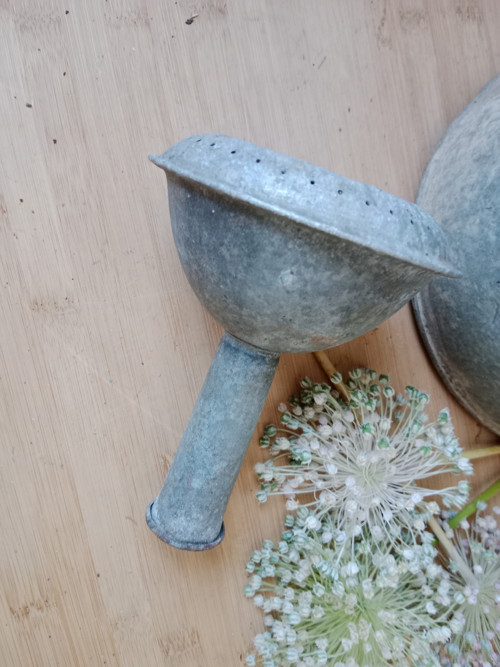 Plechová konev s kropítkem 9l — foto 3