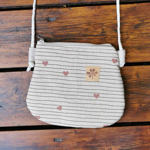 Malá crossbody kabelka se srdíčky — foto 3