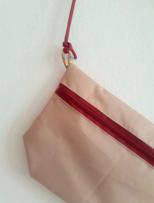Ledvinka šusťák béžová/vínová — foto 2