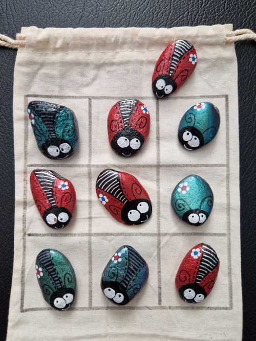 Malované kamínky - hra tic tac toe "broučci" — foto 5