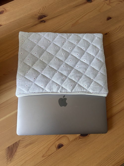 Prošívaný obal na MacBook – Bílé kvítí — foto 3