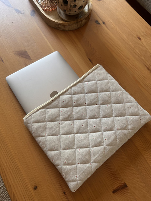 Prošívaný obal na MacBook – Bílé kvítí — foto 5