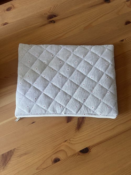 Prošívaný obal na MacBook – Bílé kvítí — foto 2