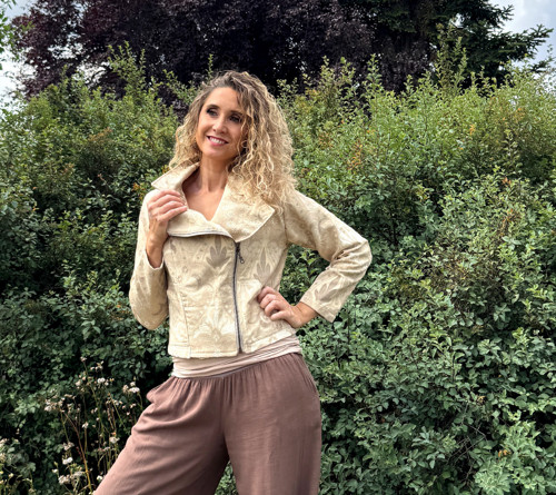 Křivák béžový tapetový vzor — foto 3