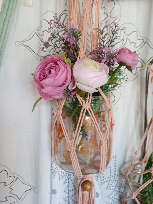 Macramé závěs s látkovými květy — foto 4