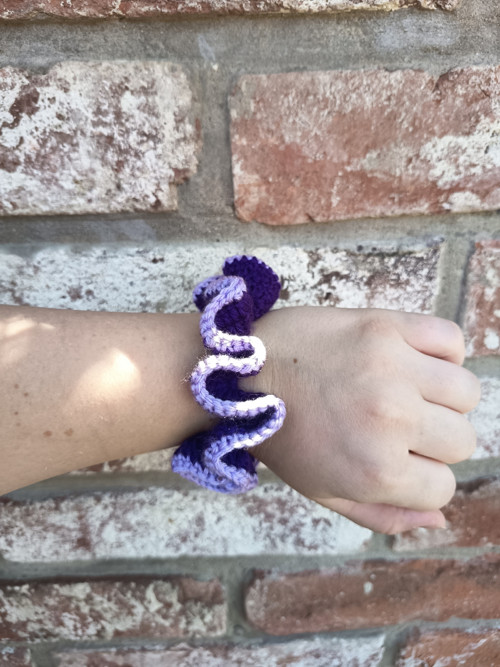 Háčkovaná scrunchie gumička - tmavě fialová — foto 2