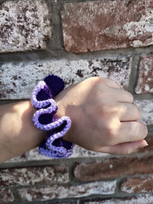 Háčkovaná scrunchie gumička - tmavě fialová — foto 3