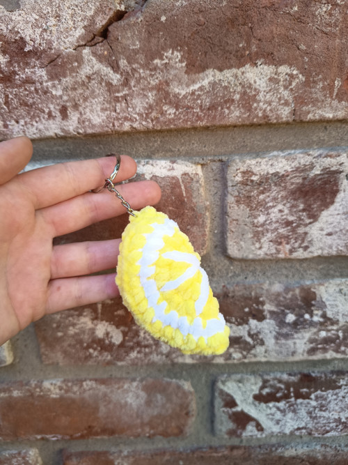 Háčkovaná klíčenka citron — foto 3
