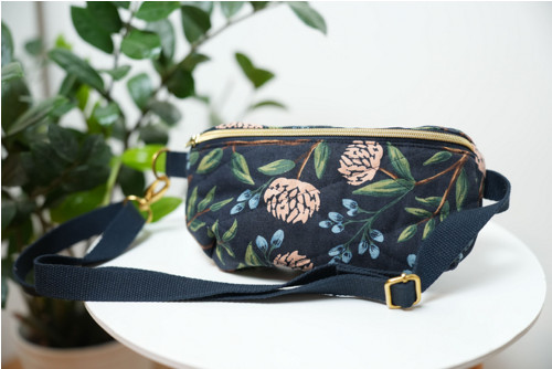 Ledvinka Peonies Navy — foto 2