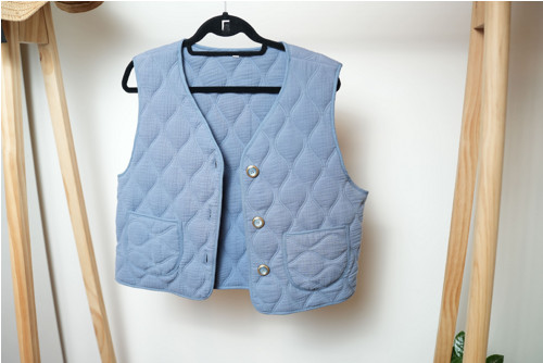 Prošívaná vesta dusty blue — foto 2
