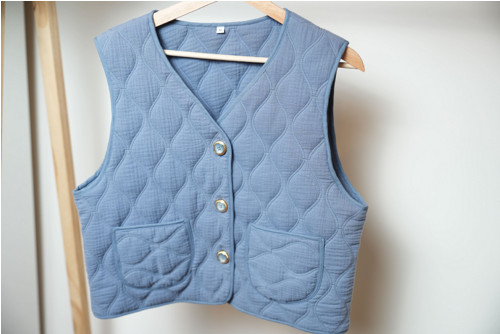Prošívaná vesta dusty blue — foto 5
