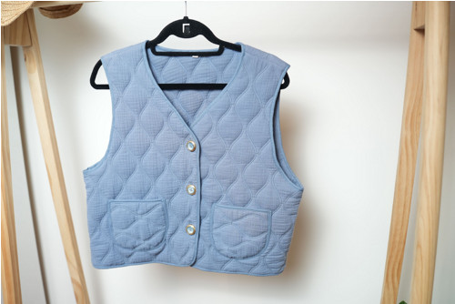 Prošívaná vesta dusty blue — foto 4