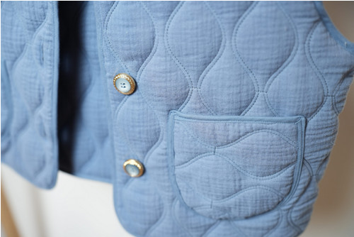 Prošívaná vesta dusty blue — foto 3