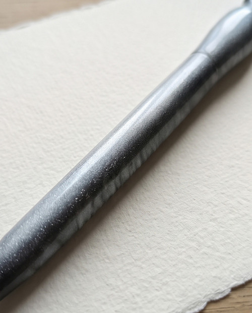 Stříbrná minimalistická propiska – třpyt — foto 2